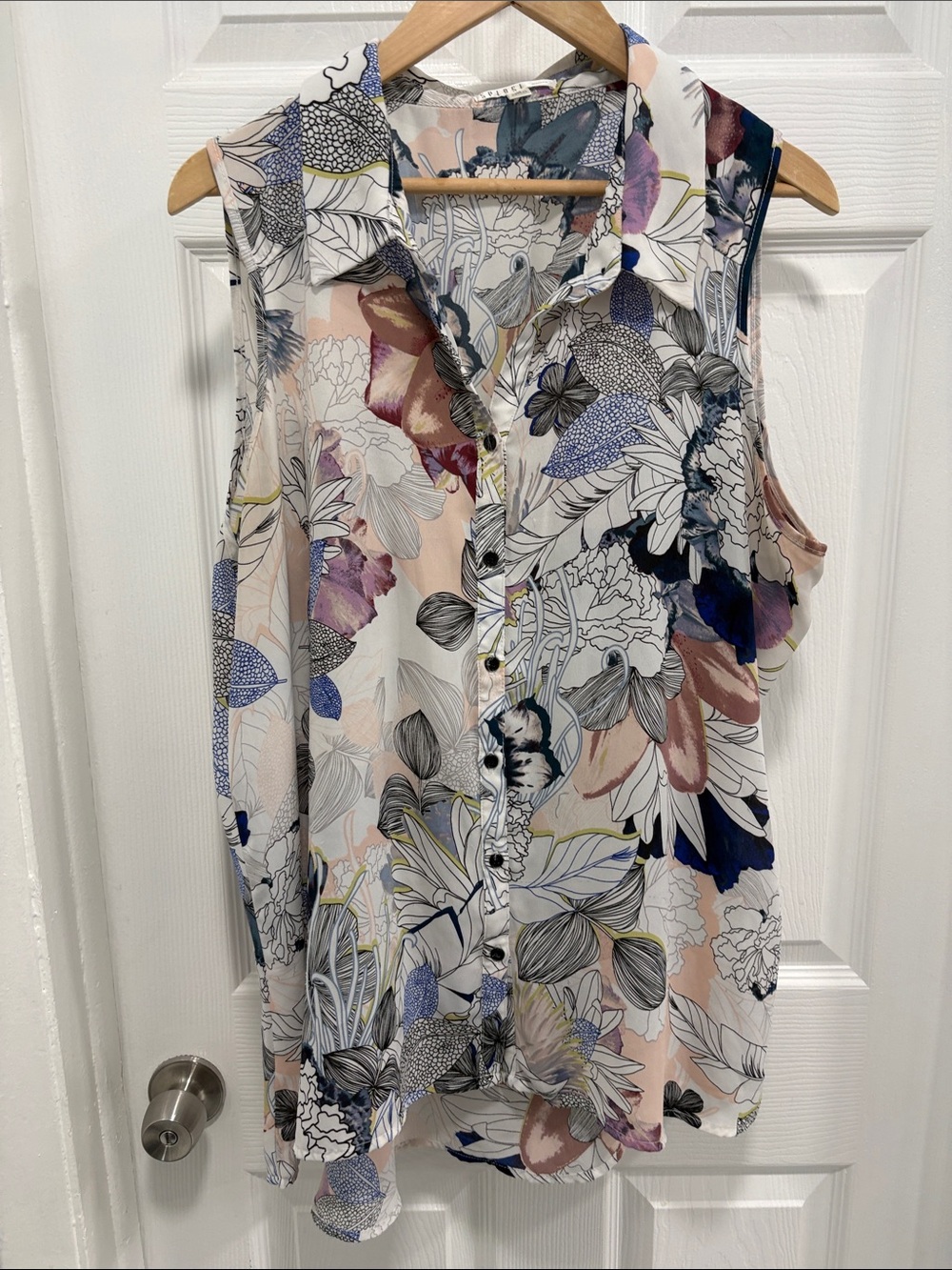 Spense Sleeveless Floral Button-Up Top in Cream, Navy, Blush and Gray